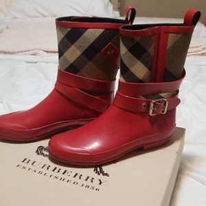 Burberry signature print Holloway rain boots.
